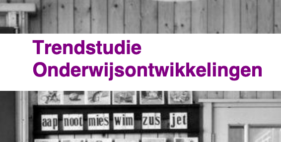 Bannerafbeelding met de titel Trendstudie Onderwijsontwikkelingen in paarse letters op een witte achtergrond. Op de achtergrond is een zwart-witfoto van een klaslokaal te zien met een houten wand en een leesplank met de bekende woorden "aap", "noot", "mies", "wim", "zus", en "jet".
