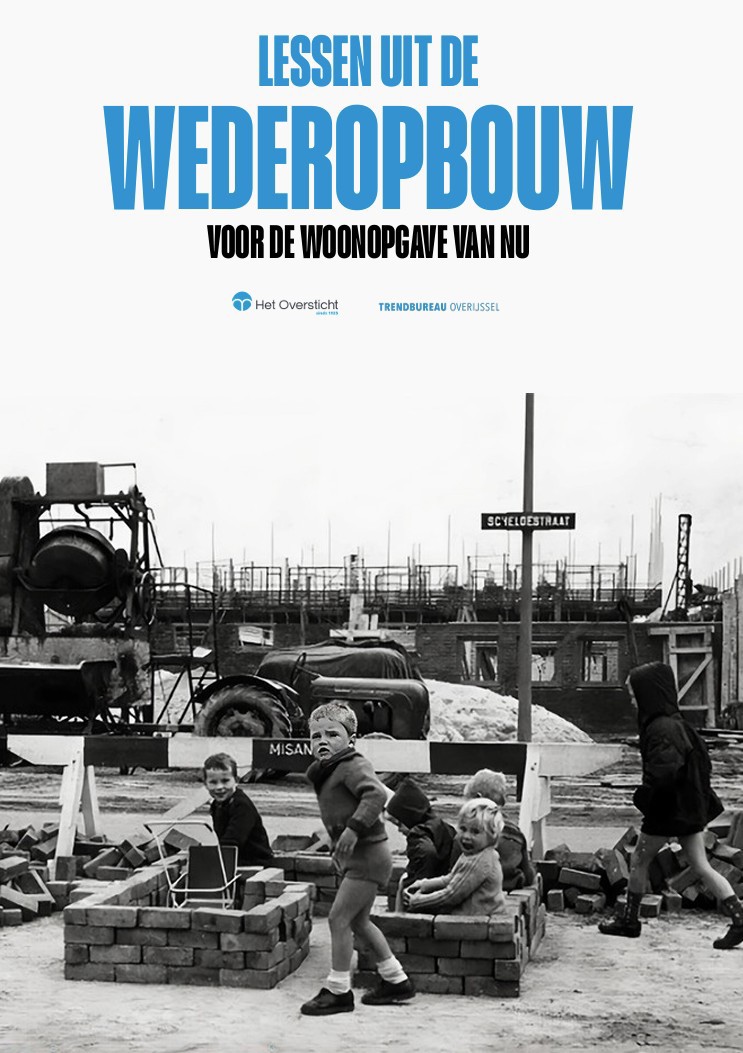 De cover met een oude zwart-wit foto uit de jaren '50 met 6 spelende kinderen. Aan de lantaarnpaal hangt een straatnaambordje: Scheldestraat. Bovenaan op de cover staat de titel van het essay 'Lessen uit de wederopbouw, voor de woonopgave van nu', met daaronder klein de logo's van Het Oversticht en Trendbureau Overijssel. 