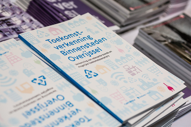Stapeltje brochures met titel 'Toekomstverkenning Binnensteden Overijssel'