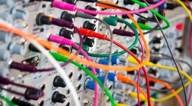 Detail van schakelkast met kleurige snoeren.