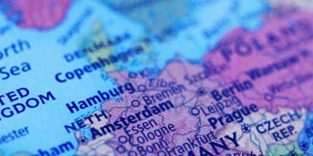 Een close-up van een kaart van Europa, gericht op Nederland, Duitsland en omringende landen. De steden Amsterdam, Berlijn en Wenen zijn duidelijk zichtbaar.