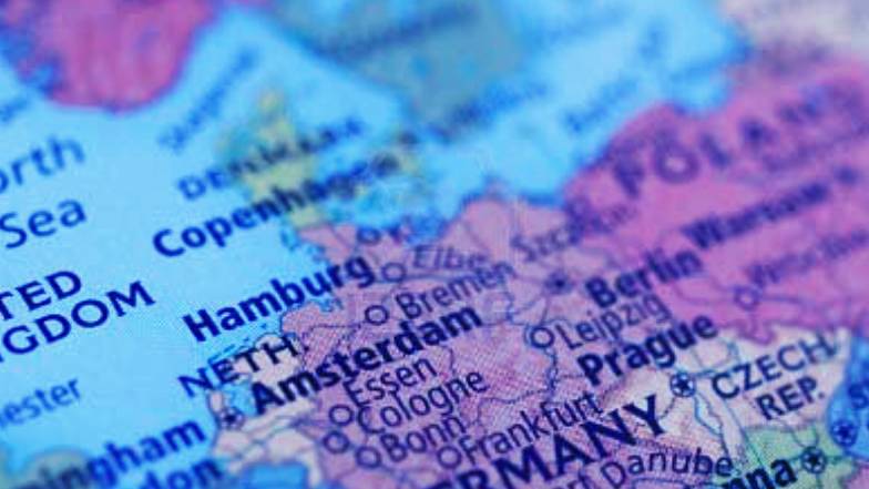 Een close-up van een kaart van Europa, gericht op Nederland, Duitsland en omringende landen. De steden Amsterdam, Berlijn en Wenen zijn duidelijk zichtbaar.