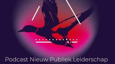 Een donkere silhouet van een vliegende wilde eend met rode accenten, omgeven door een paarse achtergrond met witte lijnen en de tekst "WILDE EENDEN" en "Podcast Nieuw Publiek Leiderschap".