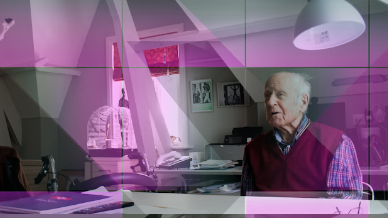 Oude man zit aan een tafel. Over de foto liggen abstracte paarsige vlakken.