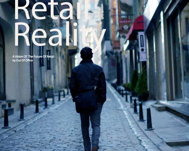 Man loopt door een smalle, geplaveide winkelstraat met de tekst Retail Reality erboven.