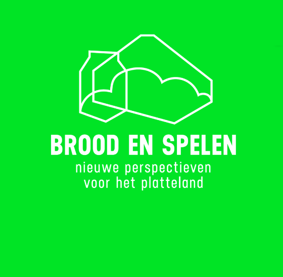 Een groen vierkant met een wit lijnenlogo dat een huis en een wolk voorstelt. Onder het logo staat in witte letters "BROOD EN SPELEN" en daaronder "nieuwe perspectieven voor het platteland". De tekst is gecentreerd en het logo is in het midden bovenaan geplaatst.