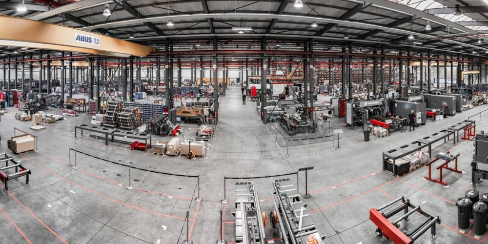 Foto van een grote werkplaats met een fish-eye lens gemaakt.