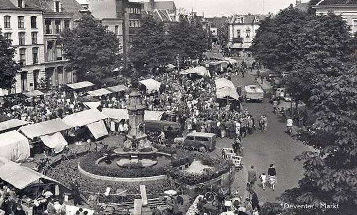 Oude foto van markt in Deventer
