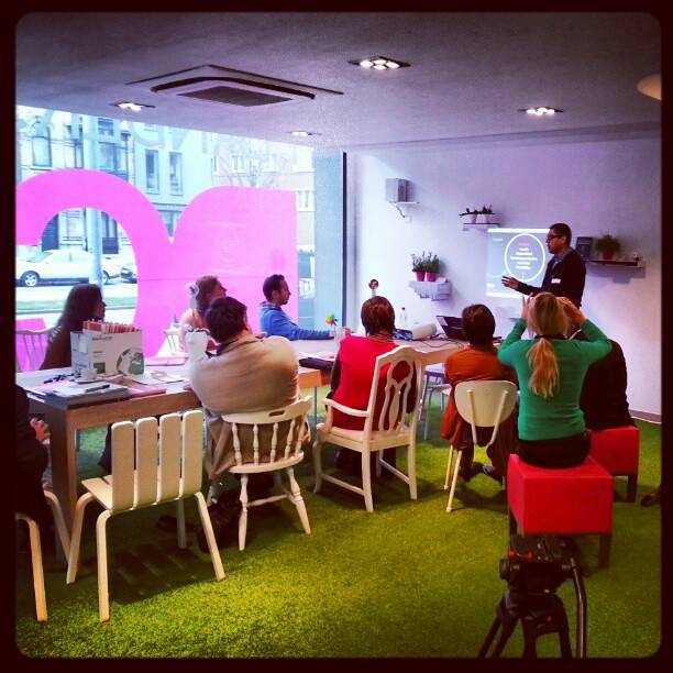 Een man geeft een presentatie aan een groep mensen.