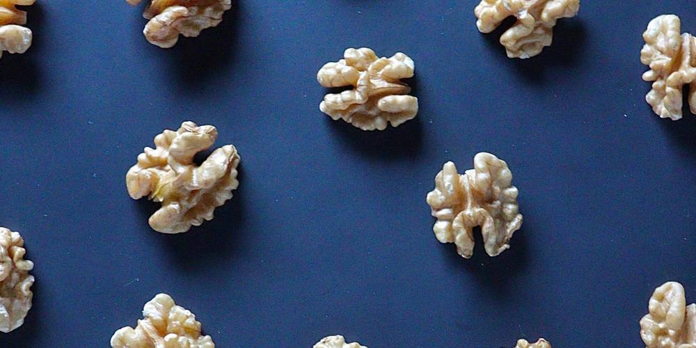 Walnoten verspreid over een donkere achtergrond