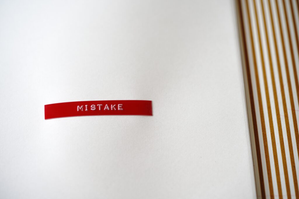 afbeelding met de tekst 'mistake'. Afbeelding door Daniela Holzer via Unsplash